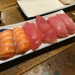 Tachizushi Maguro Ittetsu - サーモン
                        生マグロ赤身
                        中トロ