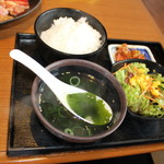 Yakiniku Genki Ichiban - ご飯、キムチ、サラダ、わかめスープ