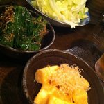 炭火串焼けむり 吉祥寺 - 手前：山芋の醤油づけ、奥：つるむらさき