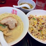 中華厨房 寿がきや - チャーハンにスープが付いてきたけど、ラーメンあるから要らないなぁ…