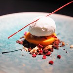 エクアトゥール - マンゴーのブリュレ　ミルクのアイス　ココアとココナッツのクランブル　フランボワーズのクリスプ　ルバーブ
      