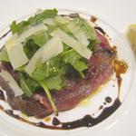 トラットリア ダ コヴィーノ - 北海道産牛モモ肉のハムとルッコラ　￥1400