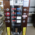 ミニストップ - ドリンク写真:マシンは８つのうち６つが生きたボタン。
ホット、アイス、アメリカンの３種類×２＝６
赤○印のレギュラーサイズが税込み１５０円。