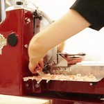 ペレグリーノ - スライサーでペルシュウをカッティング