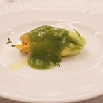 ペレグリーノ - (初めの1品)水牛のモッツァレラを詰めた熊本県産ズッキーニの雄花、ズッキーニ軸のピュレアをソースにして