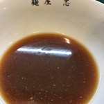 麺屋 志 - 豚醤油ラーメンのスープ。こんな色ですがしょっぱくないんです。