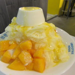 思慕昔 - 友人達の頼んだマンゴーと手作りパンナコッタ雪花氷、２１０元。
            