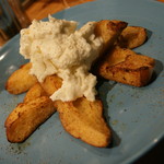 富士屋本店 - ガーリックブレッドとフレッシュチーズ（７５０円）２０１６年６月