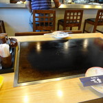 Meidai Okonomiyaki Inaka Teppan Robata Hanaya - 店内