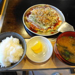 Meidai Okonomiyaki Inaka Teppan Robata Hanaya - お好み焼き定食 780円（税別）