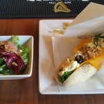 2016年6月のサンド。チェダーチーズのタマゴサンドとサラダ