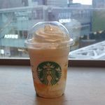 スターバックス・コーヒー - カンタロープメロン&クリームフラペチーノは、メロンの果肉感たっぷりで甘味と酸味のバランスが取れたドリンクに、コクのあるクリームが合わさったドリンク