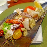 クッチーナ イタリアーナ ガッルーラ - 師崎産「平貝」と宇和島産タロッコオレンジと魚介のサラダ