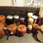 熟成味噌タンメン 蔵味噌屋 - カウンターにずらりと並ぶ調味料関係