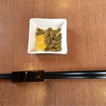 中華キッチン　ぐら - お通しのような種とマンゴーのチップ
