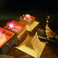 牛牛 西麻布 総本店 - キンキラの重箱入り