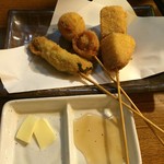 Katsu Sake Dokoro - 串揚げ 左からアボカド、トマトベーコン、バームクーヘン✨バームクーヘンはバターとメイプルシロップをつけて食べると絶品（≧∇≦）♡