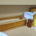 支那そば心麺 - 卓上にはコショウとレモン