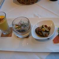 unito - 冷たい前菜　ズッキーニやサーモンのコンフィなど　みんなおいしいです