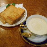 ショパン - ウインナーコーヒーとホットサンド