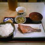 Izumiya - 煮魚定食（本日は赤魚）、赤だし・一品・香の物つき　¥680　2016.6下旬