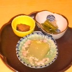 先付（左奥：鮪角煮、右奥：伏見唐辛子とじゃこ、手前：冬瓜と豚挽き）