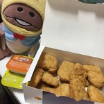 マクドナルド - 15ピースチキンナゲット期間限定390円、期間限定ソースは品切れで、通常のソース、マスタードとバーベキューです。テイクアウトしました。