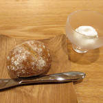 ラ・トラース - 自家製ライ麦パンはケフィアヨーグルトを添えて(2016.6月)