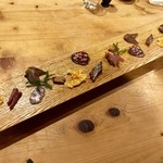 徳山鮓 - 二次会のアテは鴨の燻製、くまさんのサラミ、チーズの燻製、さばの燻製、へしこ（？）など