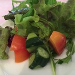 ル・タブリエ - サラダの中にはトマトときゅうり