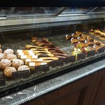 ル・グルニエ・ア・パン - ケーキ類はオーソドックスなフランス菓子が中心 