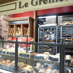 ル・グルニエ・ア・パン - 魅力的なパンが並ぶショーケース