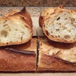 ル・グルニエ・ア・パン - （左）バゲットトラディション　
      （右）バゲットセレアル