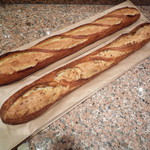 ル・グルニエ・ア・パン - ⇒ここから【2016.6】(上）バゲットトラディション300円（税別）
      （下）バゲットセレアル380円（税別）