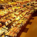 ボンマタン - 店内(大手製パンメーカー商品と混在)