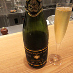 ラ・トラース - スパークリング。ドメーヌ・ニコラ・ブリュネ・ヴーヴレイ エクストラ・ブリュット グラス800円(2016.6月)