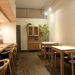 ラ・トラース - ナチュラルなトーンの明るい店内(2016.6月)