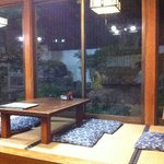 Maruga - 店内は窓際に鯉が泳ぐ池があって外観とのギャップが少々