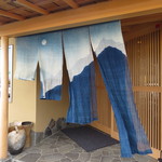 うなぎ亭 友栄 -  【再訪10】入口。季節によって暖簾が違いますねつ！