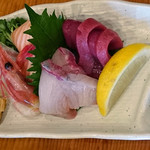 寿司安 - お造り定食のお造りの皿。出汁巻も美味です。