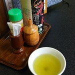 蕎麦処 一休 - 調味料等と提供される緑茶(H28.5.10撮影)