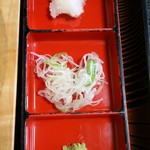 蕎麦処 一休 - 月山寒晒し蕎麦大盛￥1350の薬味(大根下ろし、晒し刻み葱、本山葵(H28.5.10撮影)