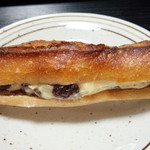 こんがりパン工房 - ラムレーズンバターサンド(162円)