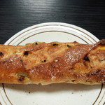 こんがりパン工房 - 季節のグリル野菜とクリームチーズのプチバゲット(194円)