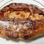 こんがりパン工房 - りんごとくるみの天然酵母パン(205円)