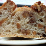 こんがりパン工房 - りんごとくるみの天然酵母パン(断面)