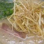 山岡家 - 朝ラーメン（白髪ネギ・脂普通・味濃いめ・アップ）