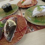 海鮮寿司とれとれ市場 - 左上から、
            生シラス（227円）、活〆本クエ（1貫）（335円）、小鯵（227円）、太刀魚（227円）