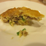 春梅子餐廳 - 料理はカキ入りのオムレツからスタートです。
            
             料理が大皿で提供され円卓を回して皆で少しづついただきました。
            