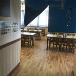 なぶら - テーブル席入り口